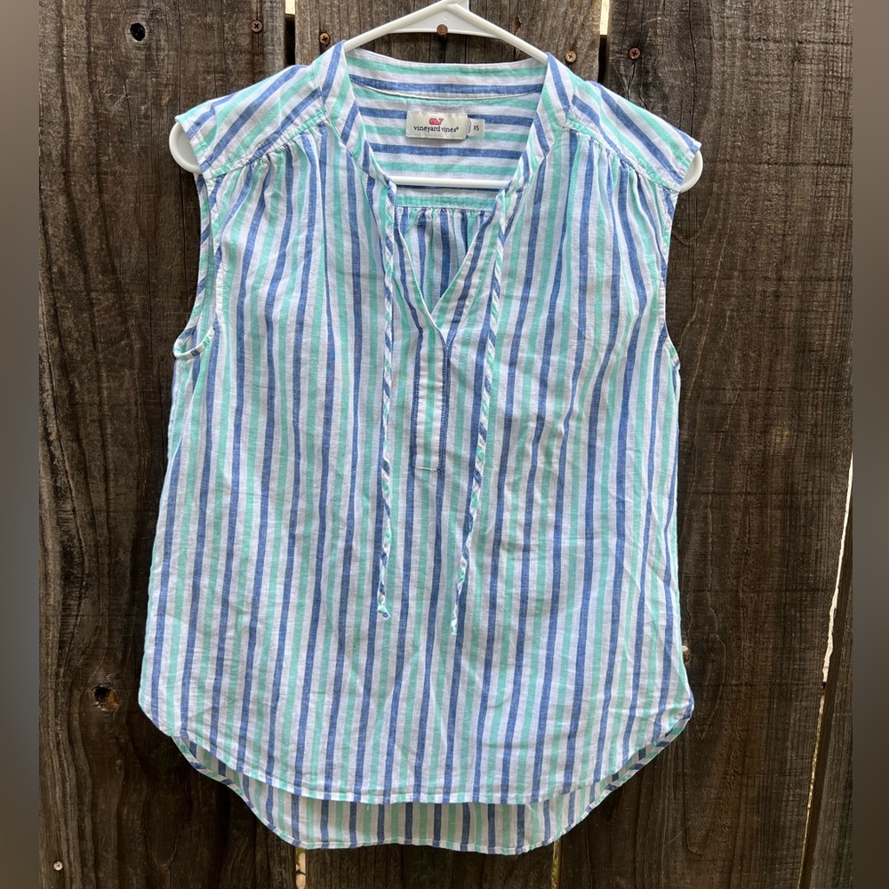 Vineyard Vines easy wear top